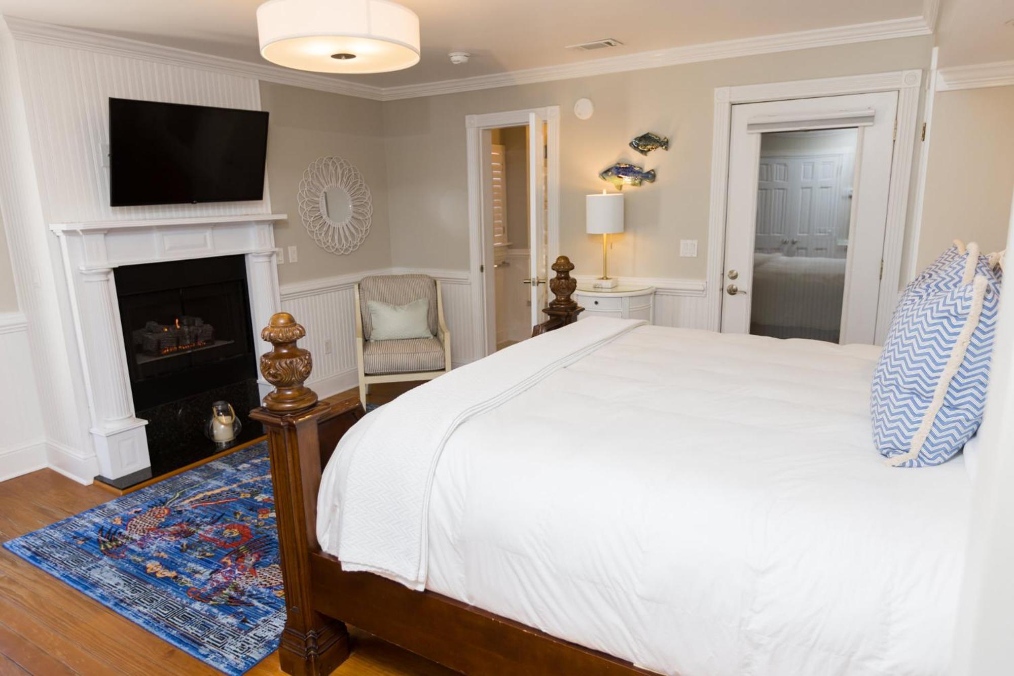 The Burrus House Inn Waterfront Suites Manteo Room photo