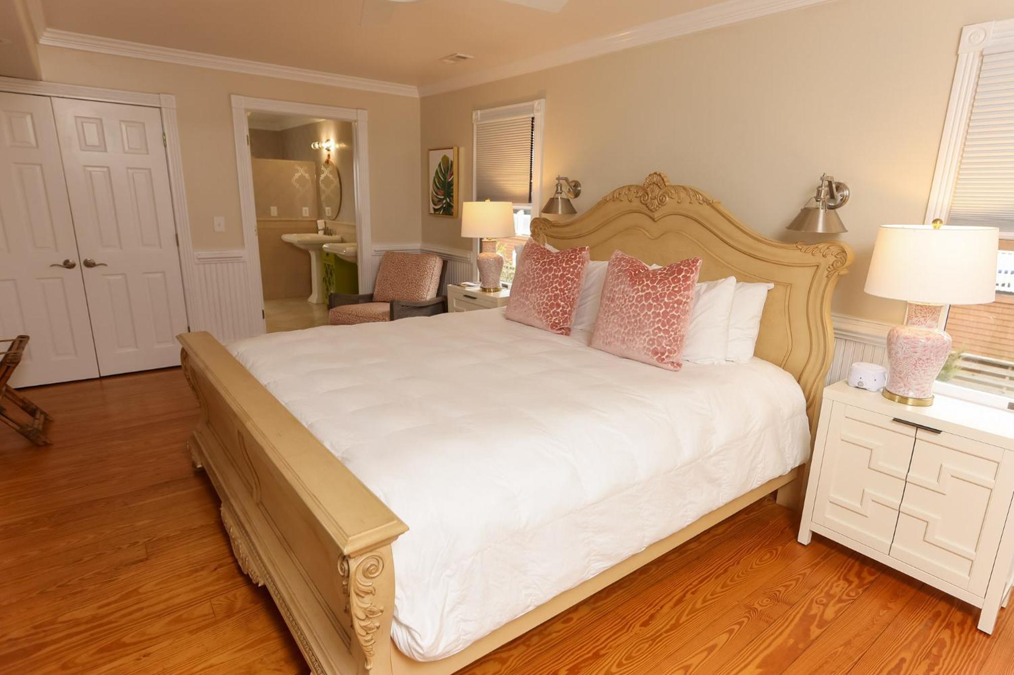 The Burrus House Inn Waterfront Suites Manteo Room photo