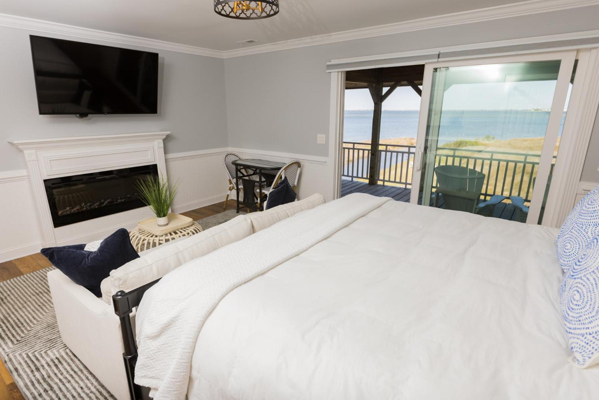 The Burrus House Inn Waterfront Suites Manteo Room photo