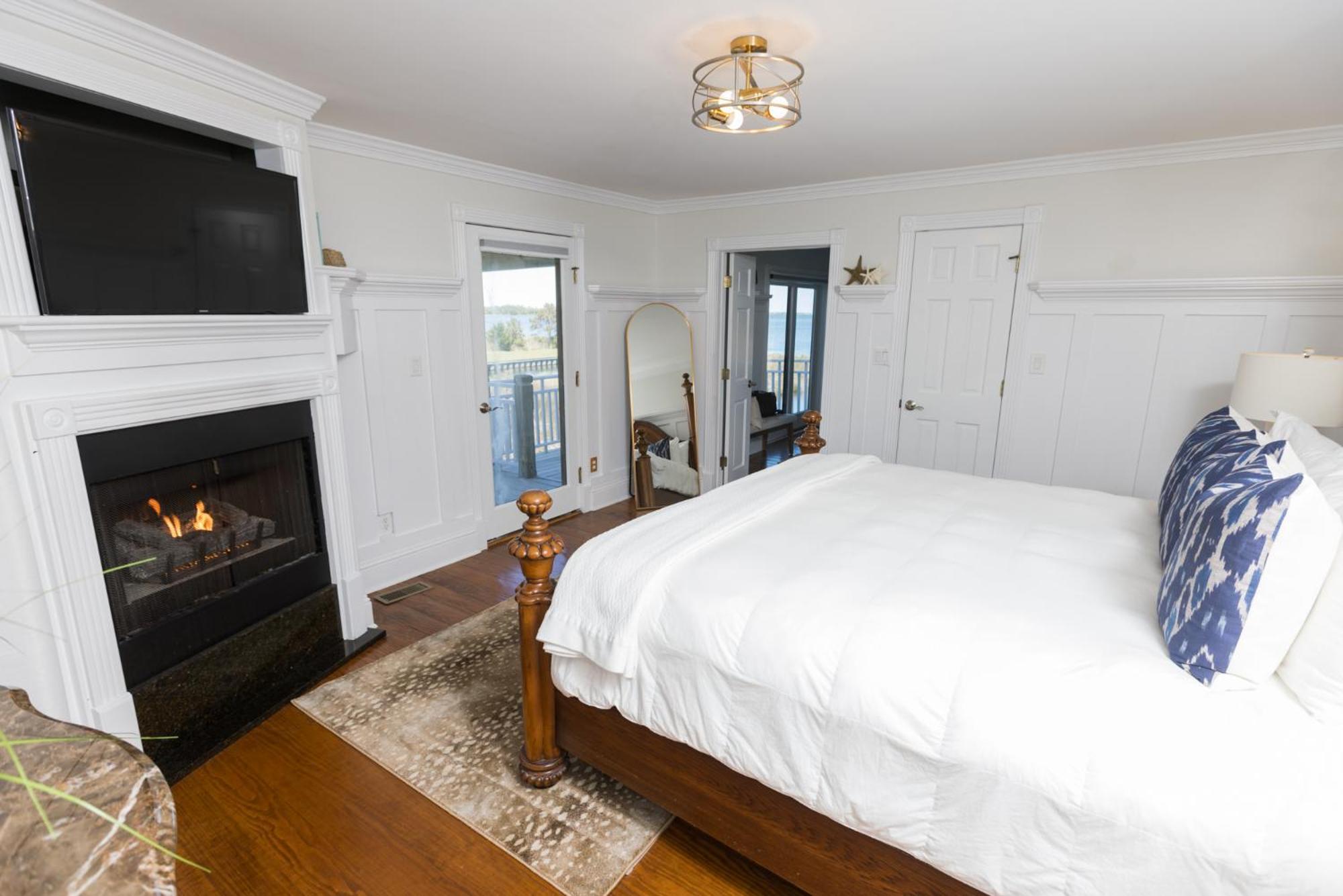 The Burrus House Inn Waterfront Suites Manteo Room photo