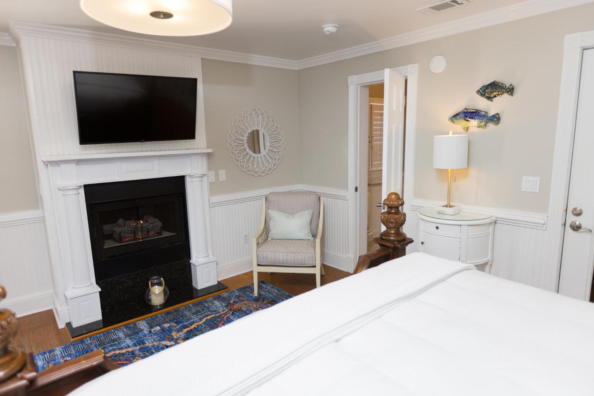 The Burrus House Inn Waterfront Suites Manteo Room photo